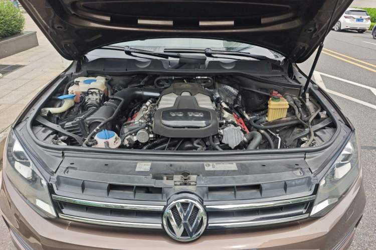 Used Volkswagen Touareg 2011 3.0 TSI Comfort Version Engine Bay