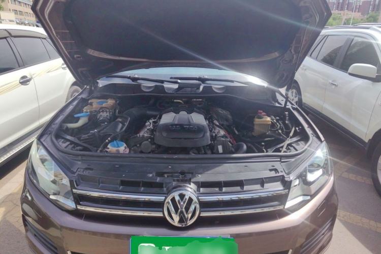 Used Volkswagen Touareg 2011 3.0 TSI High-End Version Engine Bay