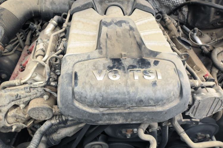 Used Volkswagen Touareg 2011 3.0 TSI Comfort Version Engine Bay