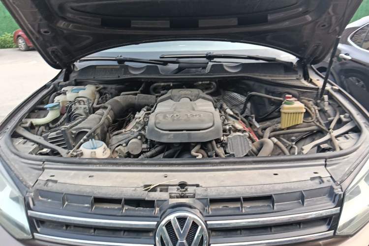 Used Volkswagen Touareg 2011 3.0 TSI Standard Version Engine Bay