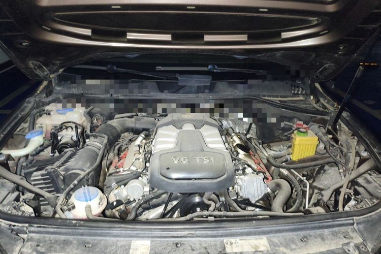 Used Volkswagen Touareg 2011 3.0 TSI Comfort Version Engine Bay