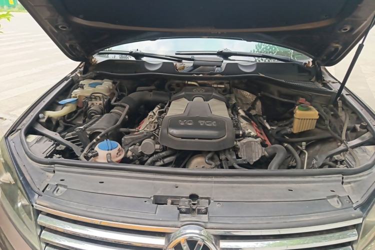 Used Volkswagen Touareg 2011 3.0 TSI Comfort Version Engine Bay