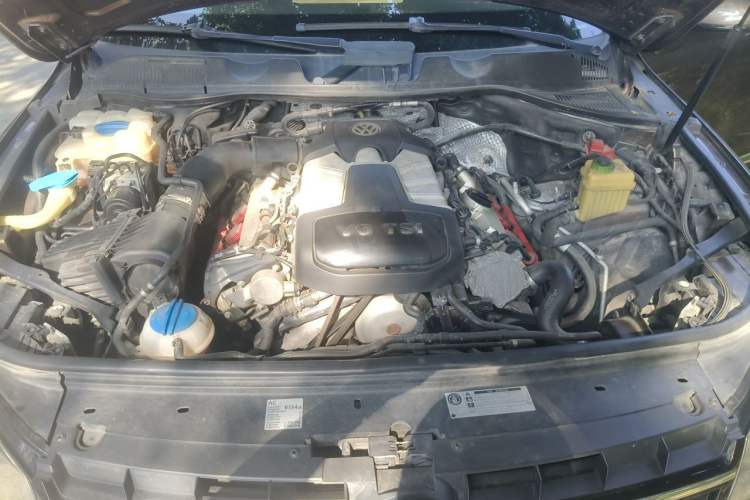 Used Volkswagen Touareg 2011 3.0 TSI Comfort Version Engine Bay