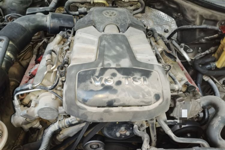 Used Volkswagen Touareg 2011 3.0 TSI High-End Version Engine Bay