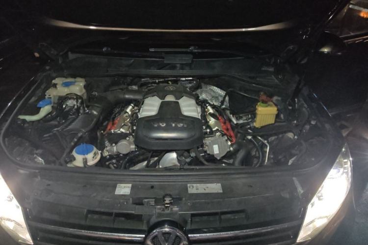 Used Volkswagen Touareg 2011 3.0 TSI High-End Version Engine Bay