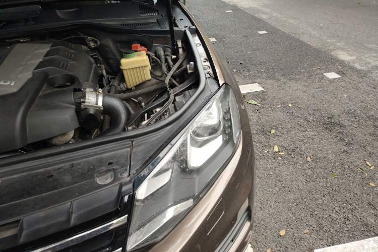 Used Volkswagen Touareg 2011 3.0 TDI Diesel High-End Model Engine Bay Left