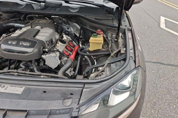 Used Volkswagen Touareg 2011 3.0 TSI Comfort Version Engine Bay Left
