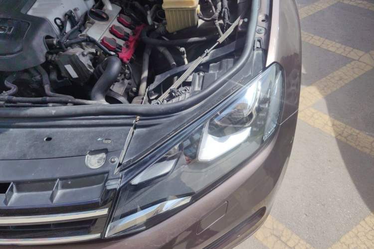 Used Volkswagen Touareg 2011 3.0 TSI High-End Version Engine Bay Left