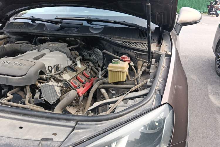 Used Volkswagen Touareg 2011 3.0 TSI Standard Version Engine Bay Left