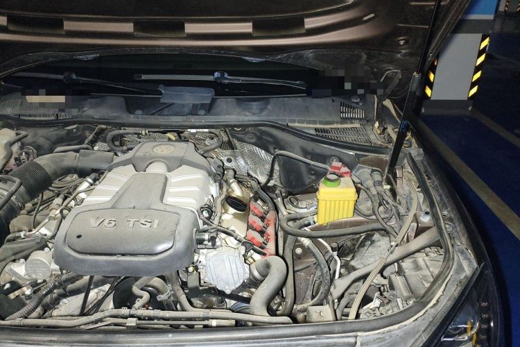 Used Volkswagen Touareg 2011 3.0 TSI Comfort Version Engine Bay Left