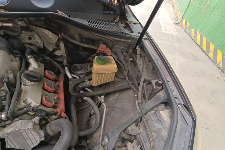 Used Volkswagen Touareg 2011 3.0 TSI Comfort Version Engine Bay Left