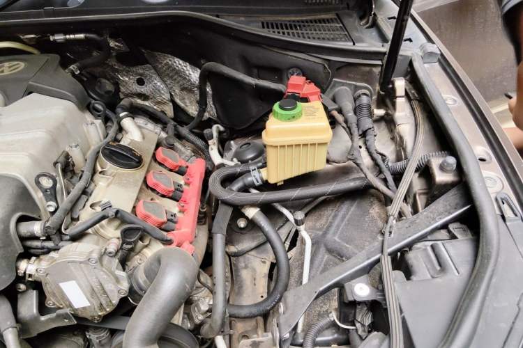 Used Volkswagen Touareg 2011 3.0 TSI Standard Version Engine Bay Left
