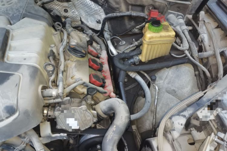 Used Volkswagen Touareg 2011 3.0 TSI High-End Version Engine Bay Left