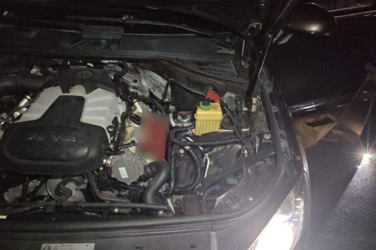 Used Volkswagen Touareg 2011 3.0 TSI High-End Version Engine Bay Left