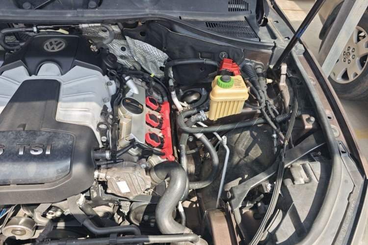 Used Volkswagen Touareg 2011 3.0 TSI Standard Version Engine Bay Left