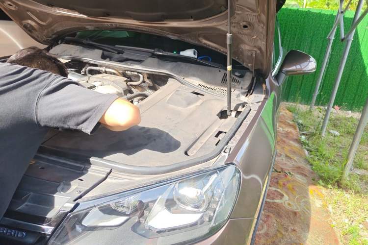 Used Volkswagen Touareg 2011 3.0 TSI Hybrid Engine Bay Left
