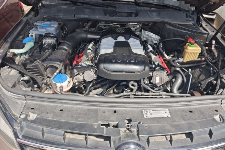 Used Volkswagen Touareg 2011 3.0 TSI Standard Version Engine Bay
