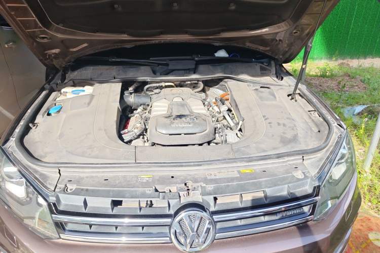 Used Volkswagen Touareg 2011 3.0 TSI Hybrid Engine Bay