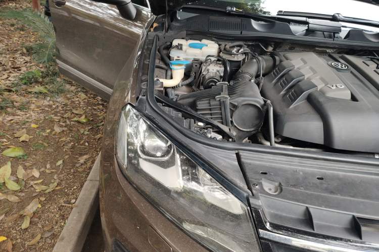 Used Volkswagen Touareg 2011 3.0 TDI Diesel High-End Model Engine Bay Right