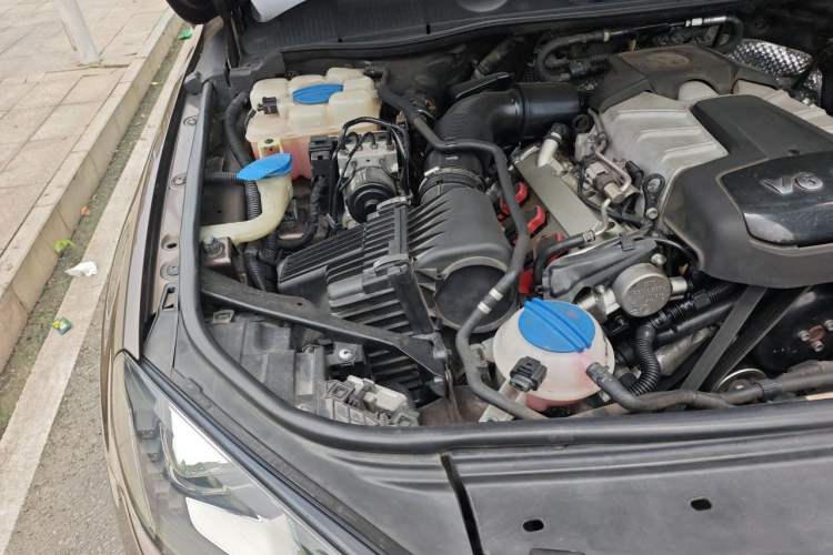 Used Volkswagen Touareg 2011 3.0 TSI Comfort Version Engine Bay Right