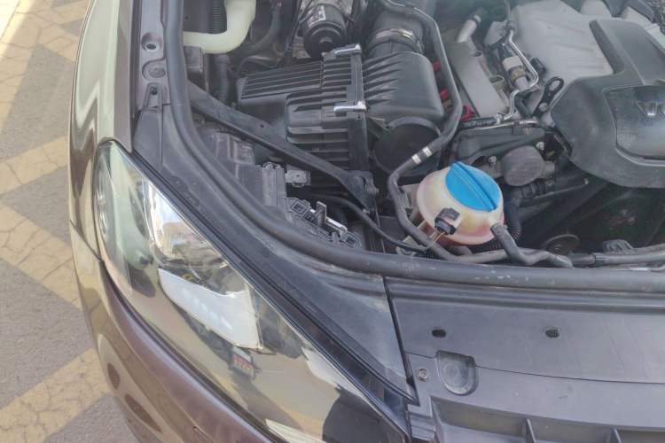 Used Volkswagen Touareg 2011 3.0 TSI High-End Version Engine Bay Right
