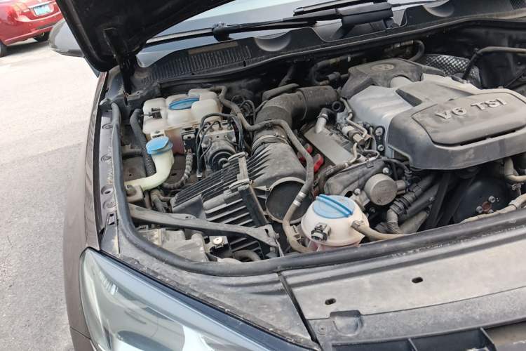 Used Volkswagen Touareg 2011 3.0 TSI Standard Version Engine Bay Right