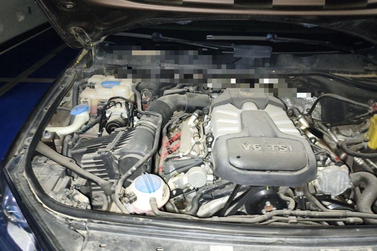 Used Volkswagen Touareg 2011 3.0 TSI Comfort Version Engine Bay Right
