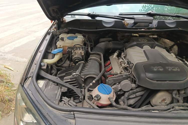 Used Volkswagen Touareg 2011 3.0 TSI Comfort Version Engine Bay Right