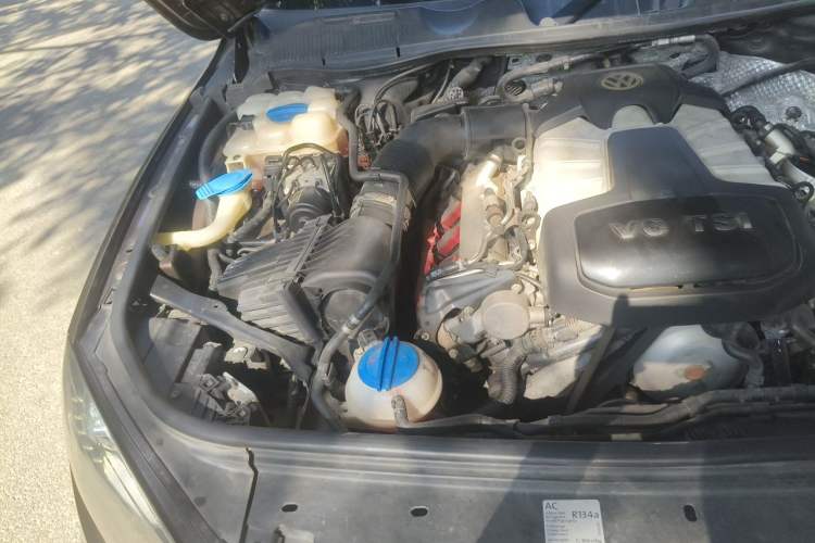 Used Volkswagen Touareg 2011 3.0 TSI Comfort Version Engine Bay Right
