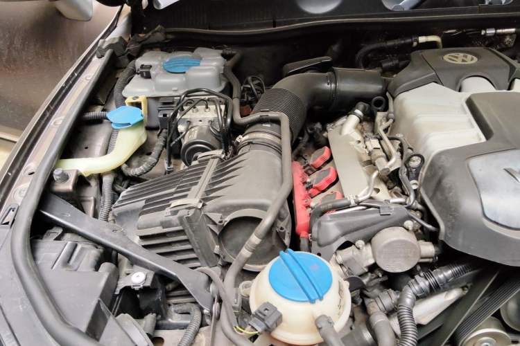 Used Volkswagen Touareg 2011 3.0 TSI Standard Version Engine Bay Right
