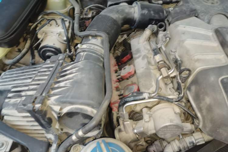 Used Volkswagen Touareg 2011 3.0 TSI High-End Version Engine Bay Right
