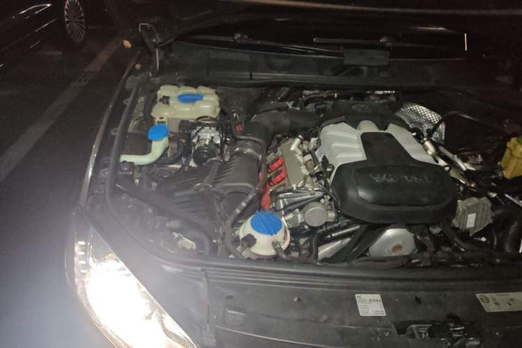 Used Volkswagen Touareg 2011 3.0 TSI High-End Version Engine Bay Right