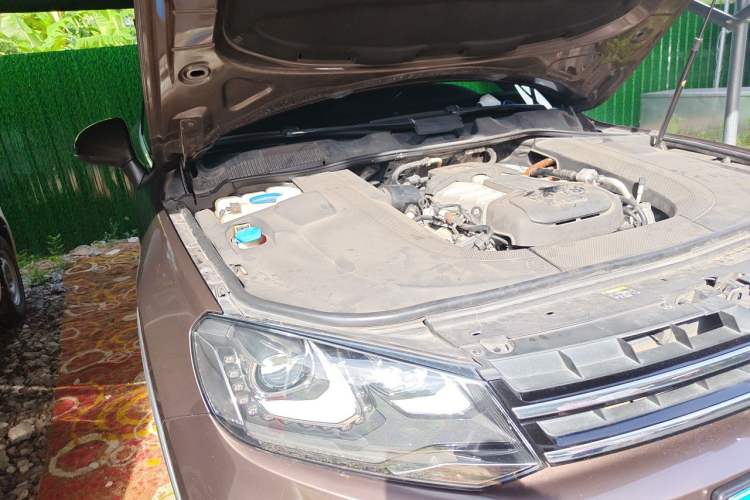 Used Volkswagen Touareg 2011 3.0 TSI Hybrid Engine Bay Right