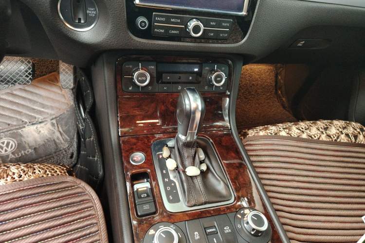 Used Volkswagen Touareg 2011 3.0 TDI Diesel High-End Model Gear Lever