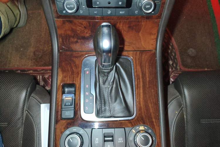 Used Volkswagen Touareg 2011 3.0 TSI Comfort Version Gear Lever