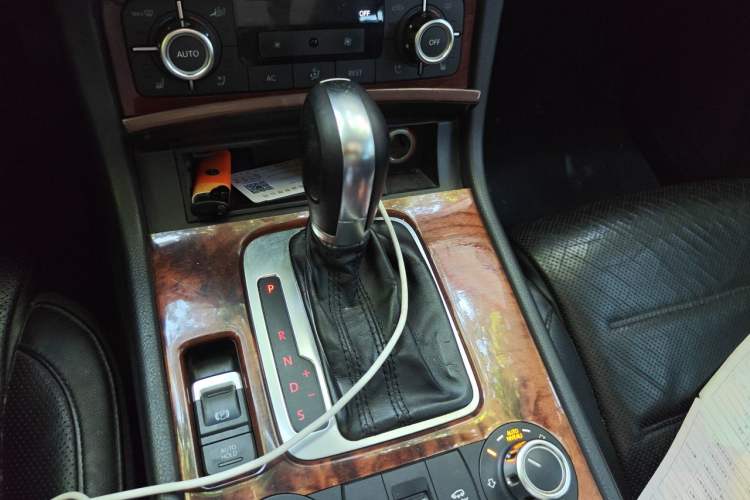 Used Volkswagen Touareg 2011 3.0 TSI Comfort Version Gear Lever