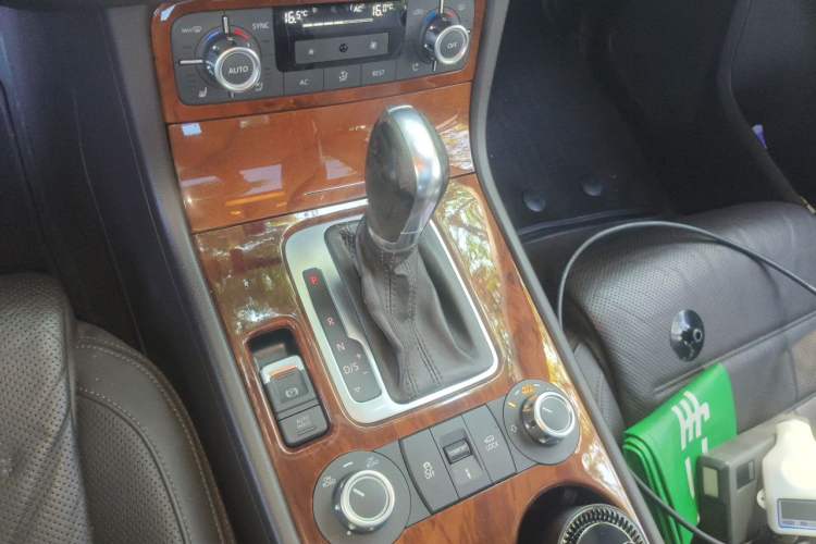 Used Volkswagen Touareg 2011 3.0 TSI Comfort Version Gear Lever