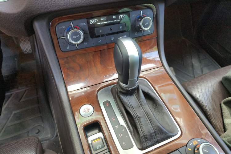 Used Volkswagen Touareg 2011 3.0 TSI Luxury Edition Gear Lever