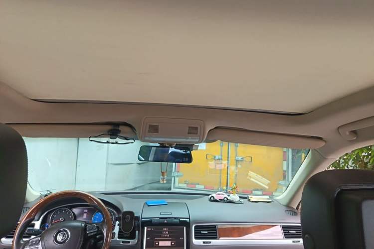 Used Volkswagen Touareg 2011 3.0 TSI Comfort Version Headliner