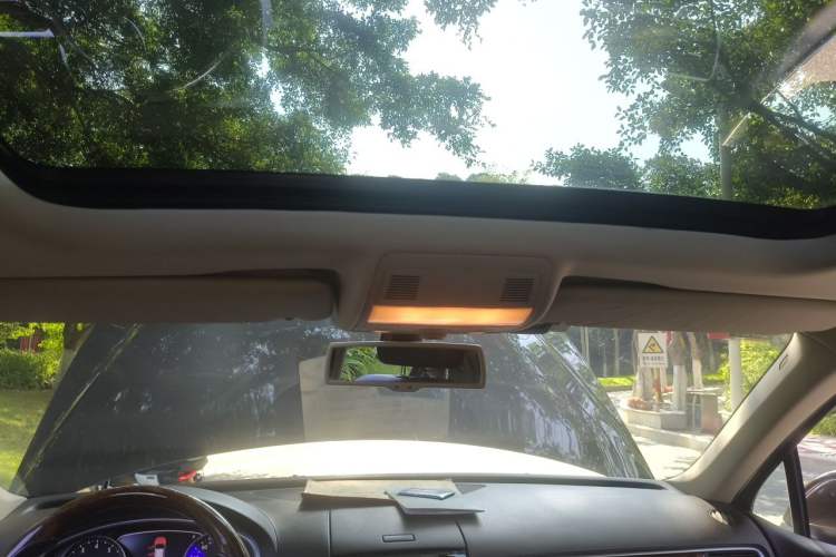 Used Volkswagen Touareg 2011 3.0 TSI Comfort Version Headliner