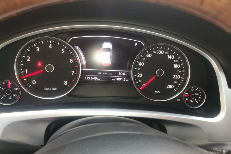Used Volkswagen Touareg 2011 3.0 TSI High-End Version Instrument Cluster