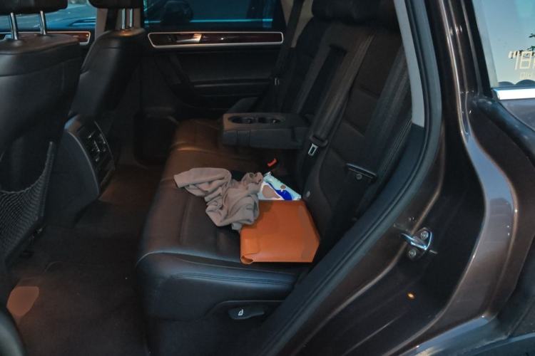Used Volkswagen Touareg 2011 3.0 TSI High-End Version Left Rear Seat