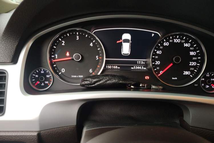 Used Volkswagen Touareg 2011 3.0 TDI Diesel High-End Model Odometer Close Up