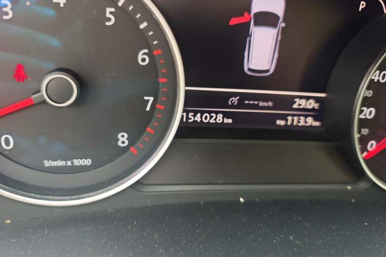 Used Volkswagen Touareg 2011 3.0 TSI Comfort Version Odometer Close Up