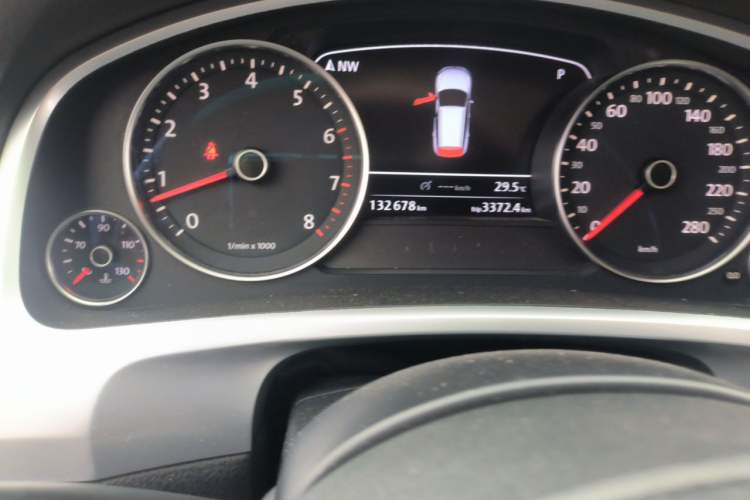 Used Volkswagen Touareg 2011 3.0 TSI Comfort Version Odometer Close Up