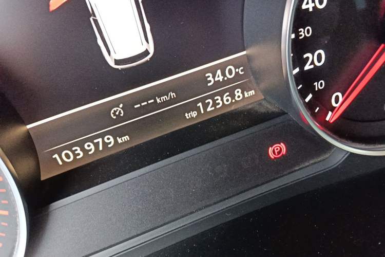 Used Volkswagen Touareg 2011 3.0 TSI Standard Version Odometer Close Up