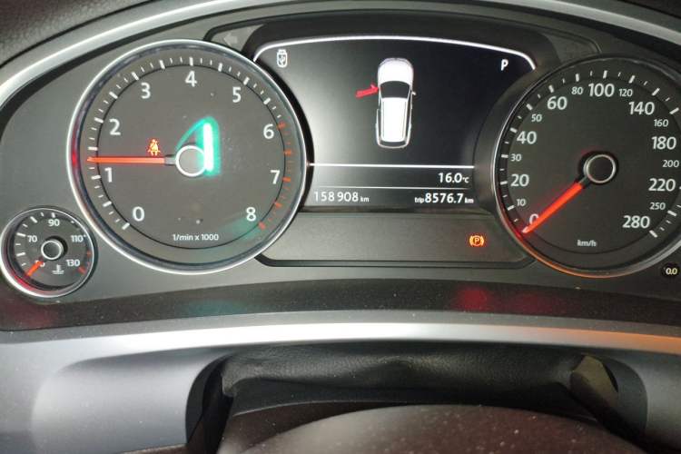 Used Volkswagen Touareg 2011 3.0 TSI Comfort Version Odometer Close Up