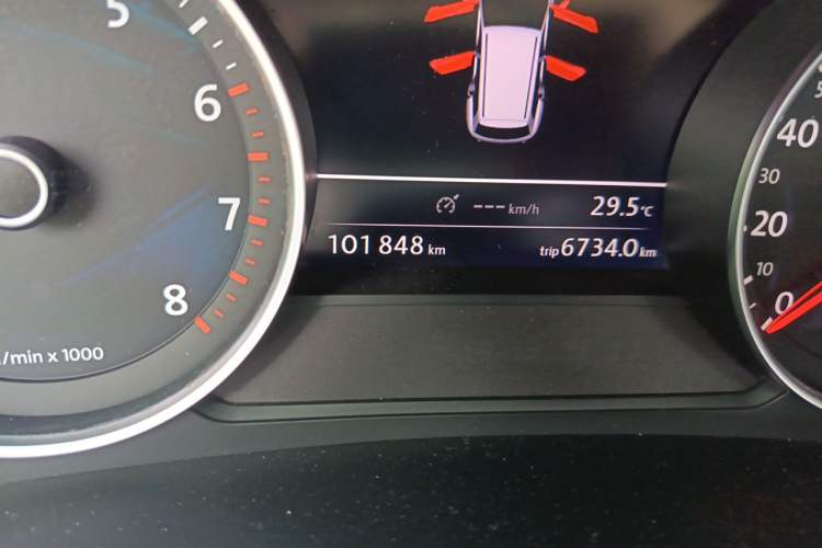 Used Volkswagen Touareg 2011 3.0 TSI Comfort Version Odometer Close Up
