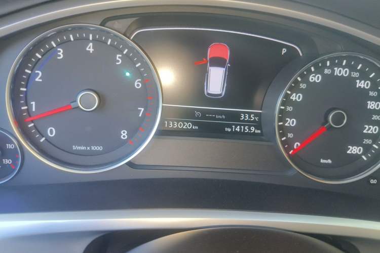 Used Volkswagen Touareg 2011 3.0 TSI Comfort Version Odometer Close Up