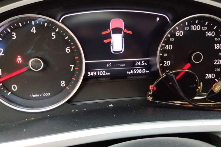 Used Volkswagen Touareg 2011 3.0 TSI Standard Version Odometer Close Up